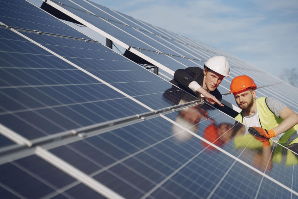 foreman-and-businessman-at-solar-energy-station(1)